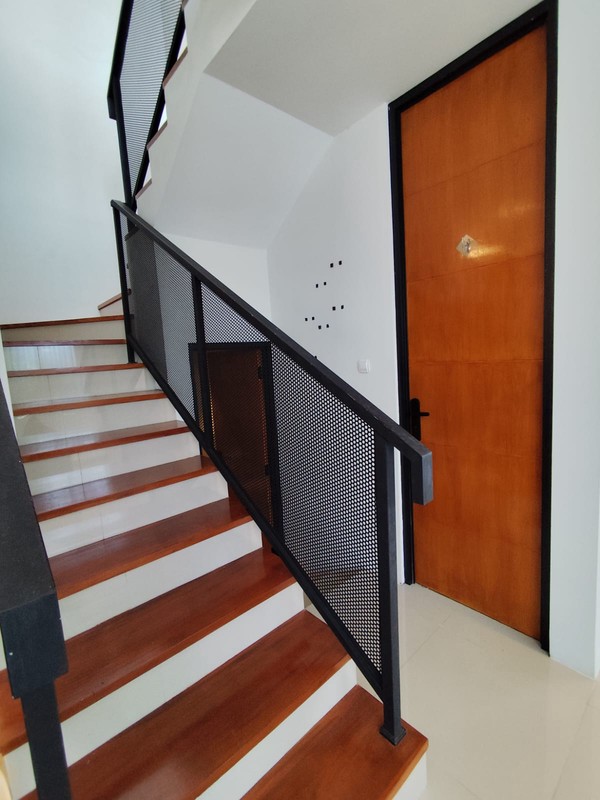 Rumah Hook Mewah Full Furnished Selangkah ke Jogja Bay & Stadion Maguwoharjo, Depok, Sleman