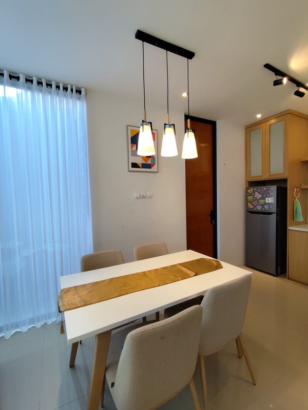 Rumah Hook Mewah Full Furnished Selangkah ke Jogja Bay & Stadion Maguwoharjo, Depok, Sleman