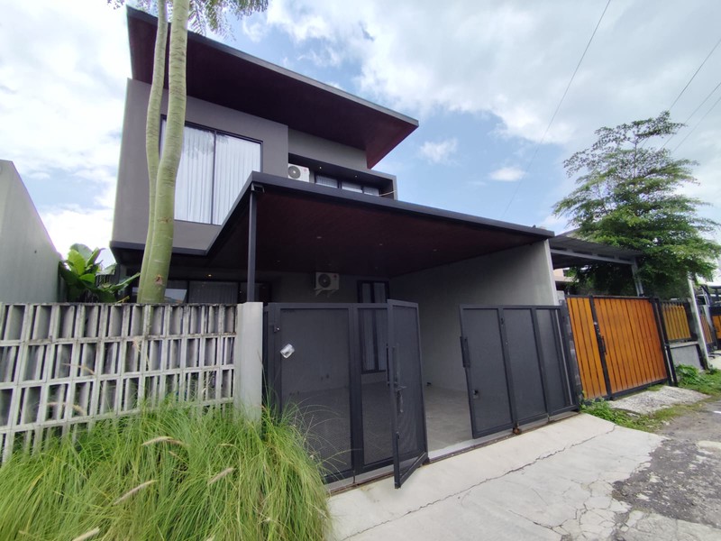 Rumah Hook Mewah Full Furnished Selangkah ke Jogja Bay & Stadion Maguwoharjo, Depok, Sleman