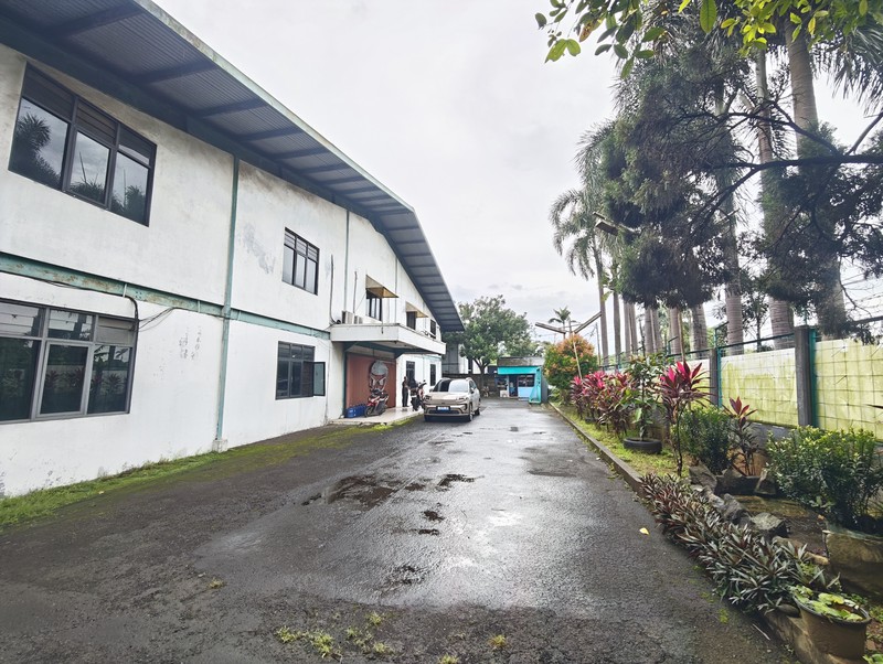 Gudang 2 lantai dengan office dan mess karyawan, lebar 40m lebar bangunan 30m, jalan lebar, 4,5 km dr pintu tol, Balaraja Timur