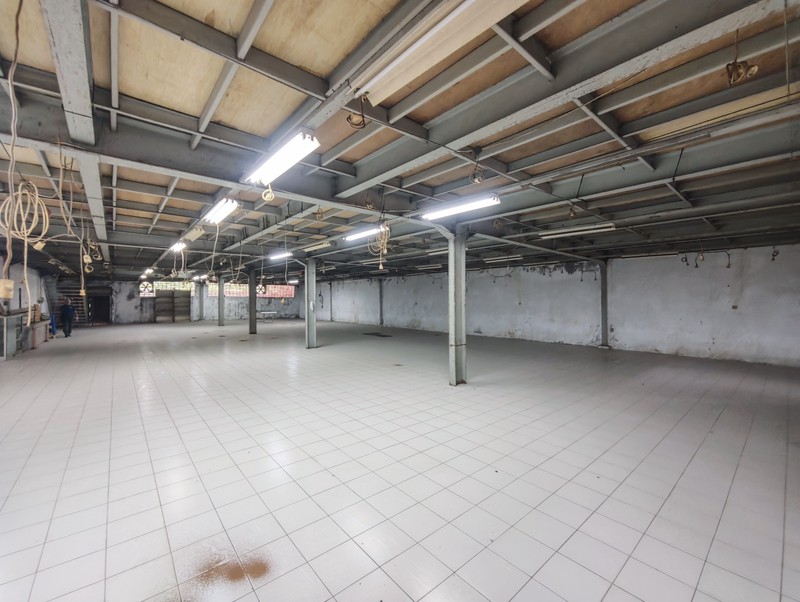 Gudang 2 lantai dengan office dan mess karyawan, lebar 40m lebar bangunan 30m, jalan lebar, 4,5 km dr pintu tol, Balaraja Timur