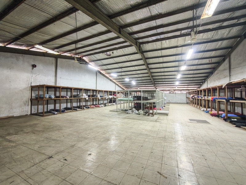 Gudang 2 lantai dengan office dan mess karyawan, lebar 40m lebar bangunan 30m, jalan lebar, 4,5 km dr pintu tol, Balaraja Timur