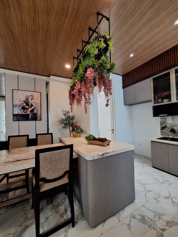 6 Milyaran Dijual Rumah Pakuwon Indah Lariz Embassy Bonus Full Furnished Modern Mewah Golf Area Surabaya Barat dekat Pakuwon Mall, Citraland, Graha Family, National Hospital