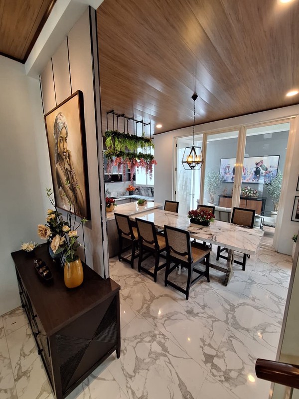 6 Milyaran Dijual Rumah Pakuwon Indah Lariz Embassy Bonus Full Furnished Modern Mewah Golf Area Surabaya Barat dekat Pakuwon Mall, Citraland, Graha Family, National Hospital