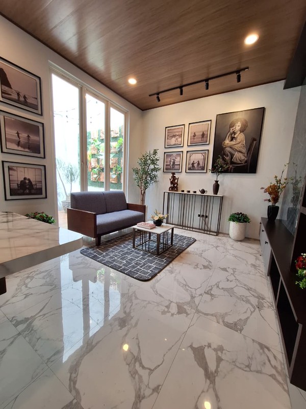 6 Milyaran Dijual Rumah Pakuwon Indah Lariz Embassy Bonus Full Furnished Modern Mewah Golf Area Surabaya Barat dekat Pakuwon Mall, Citraland, Graha Family, National Hospital