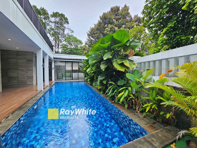 Townhouse di Kemang, Jakarta Selatan, lokasi tenang dan bebas banjir, dekat mal Kemang Village