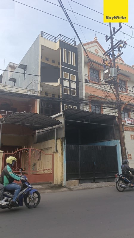 Disewakan Ruko 3 lantai di Jalan Raya Siwalankerto Surabaya
