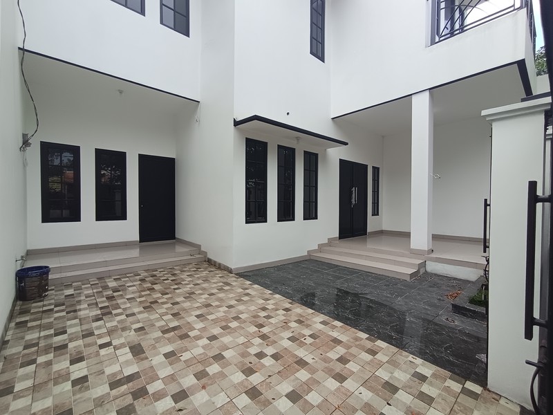 DIJUAL RUMAH Strategis Pinggir Jalan Villa Nusa Indah Raya