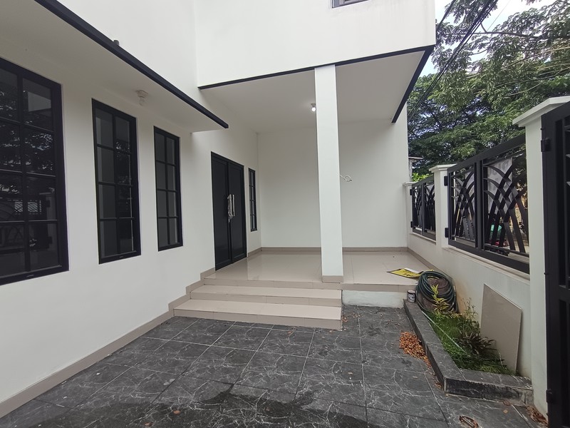 DIJUAL RUMAH Strategis Pinggir Jalan Villa Nusa Indah Raya