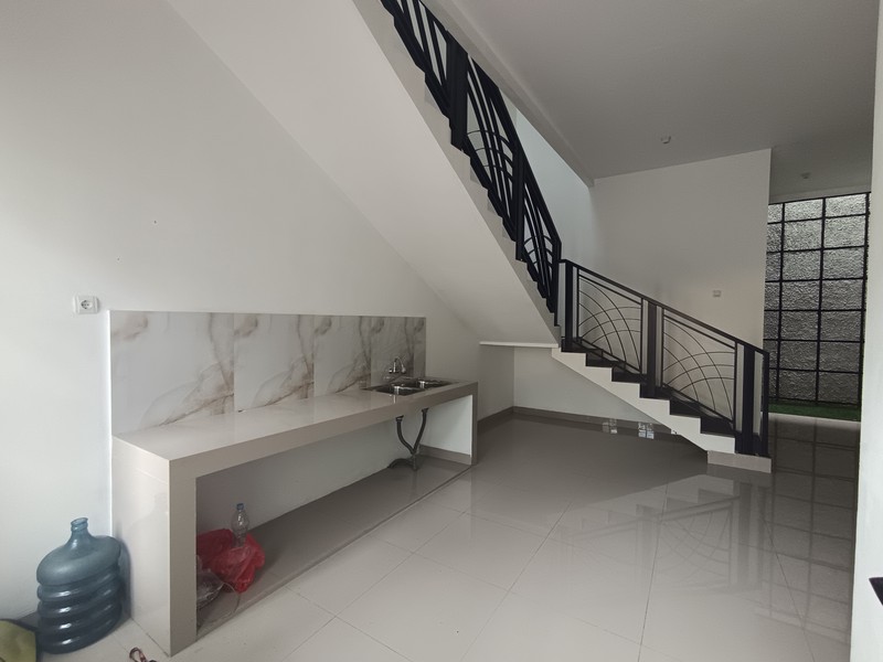 DIJUAL RUMAH Strategis Pinggir Jalan Villa Nusa Indah Raya