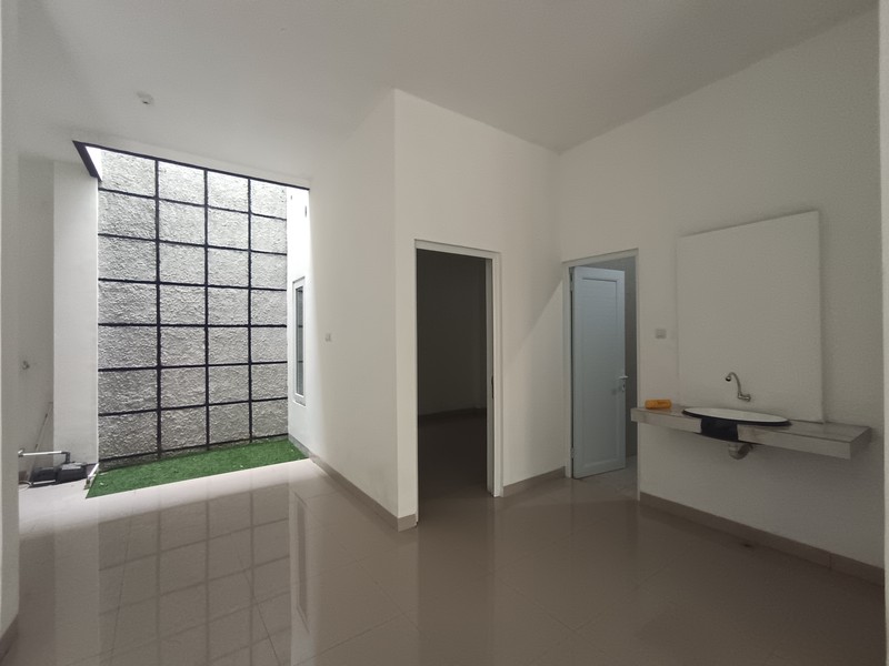 DIJUAL RUMAH Strategis Pinggir Jalan Villa Nusa Indah Raya