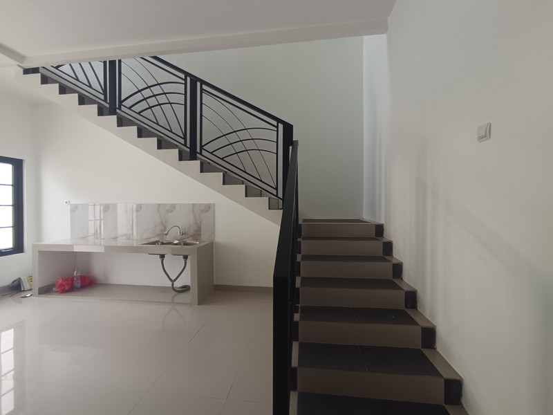 DIJUAL RUMAH Strategis Pinggir Jalan Villa Nusa Indah Raya