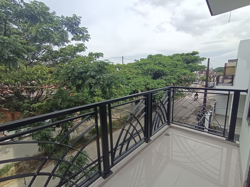 DIJUAL RUMAH Strategis Pinggir Jalan Villa Nusa Indah Raya