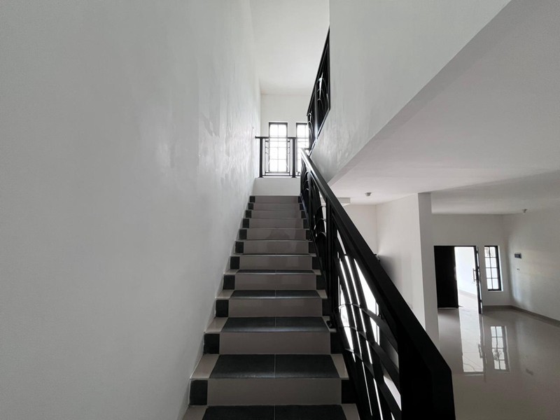 DIJUAL RUMAH Strategis Pinggir Jalan Villa Nusa Indah Raya