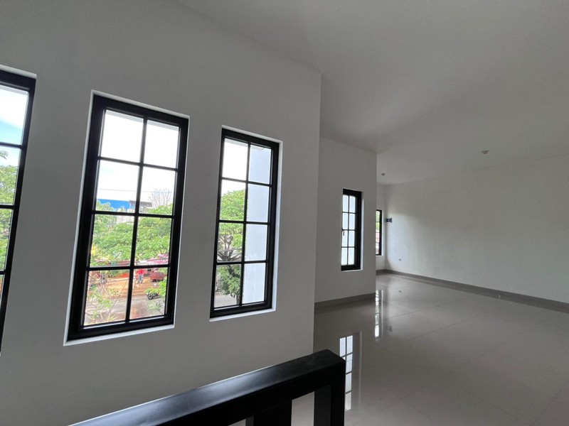 DIJUAL RUMAH Strategis Pinggir Jalan Villa Nusa Indah Raya