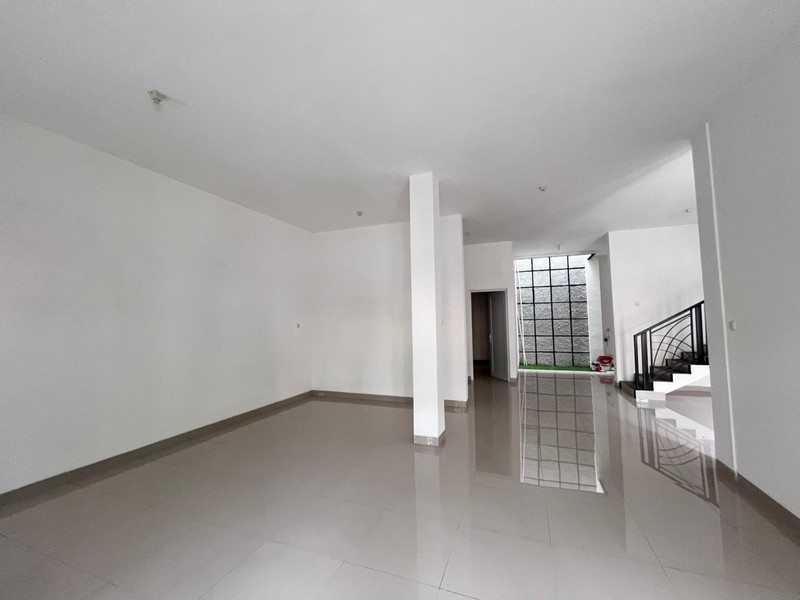 DIJUAL RUMAH Strategis Pinggir Jalan Villa Nusa Indah Raya