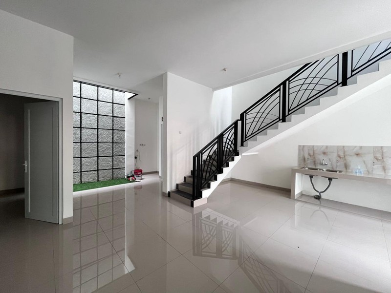 DIJUAL RUMAH Strategis Pinggir Jalan Villa Nusa Indah Raya