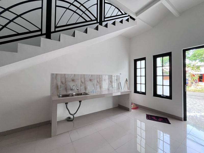 DIJUAL RUMAH Strategis Pinggir Jalan Villa Nusa Indah Raya