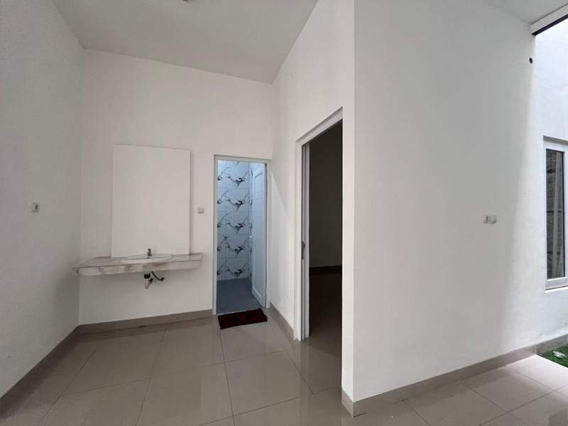 DIJUAL RUMAH Strategis Pinggir Jalan Villa Nusa Indah Raya