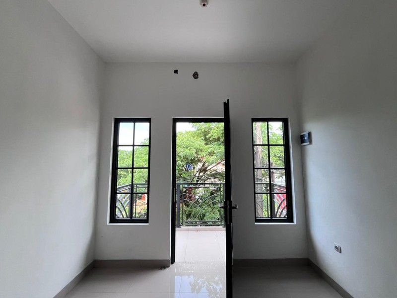 DIJUAL RUMAH Strategis Pinggir Jalan Villa Nusa Indah Raya