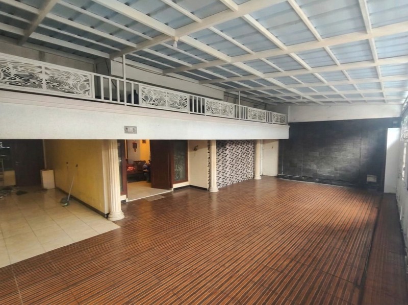 DIJUAL RUMAH PINGGIR JALAN RAYA-COCOK UNTUK RUMAH TINGGAL / USAHA