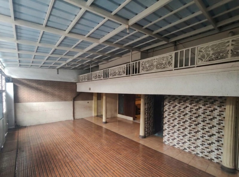 DIJUAL RUMAH PINGGIR JALAN RAYA-COCOK UNTUK RUMAH TINGGAL / USAHA