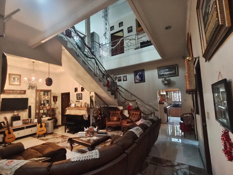 DIJUAL RUMAH PINGGIR JALAN RAYA-COCOK UNTUK RUMAH TINGGAL / USAHA