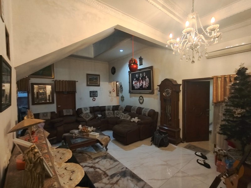 DIJUAL RUMAH PINGGIR JALAN RAYA-COCOK UNTUK RUMAH TINGGAL / USAHA