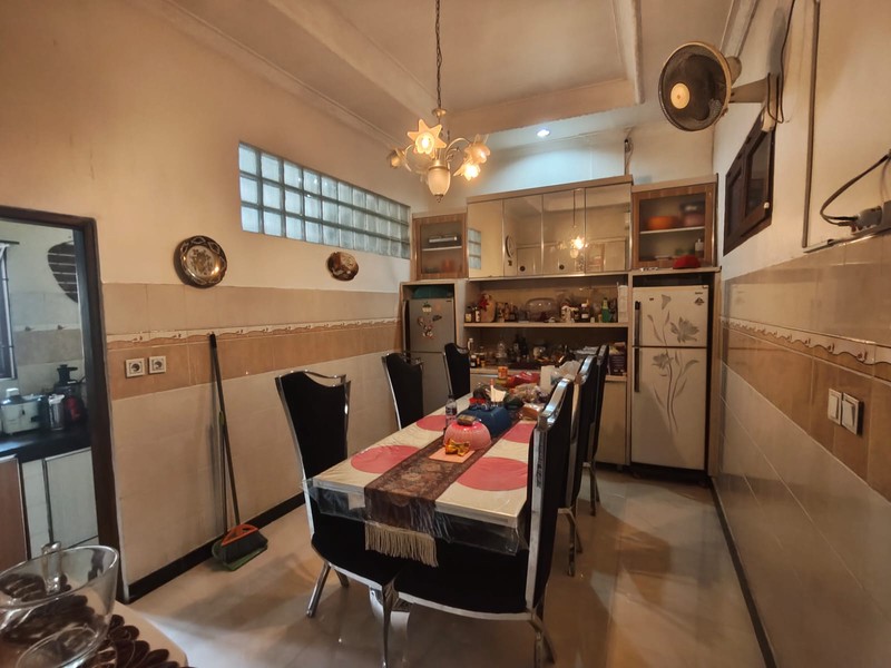 DIJUAL RUMAH PINGGIR JALAN RAYA-COCOK UNTUK RUMAH TINGGAL / USAHA