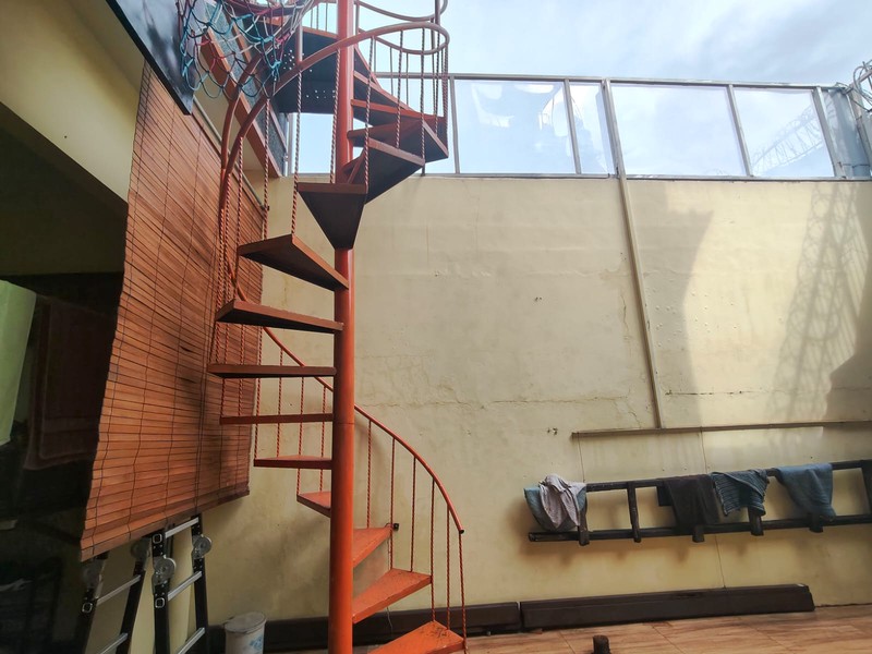 DIJUAL RUMAH PINGGIR JALAN RAYA-COCOK UNTUK RUMAH TINGGAL / USAHA