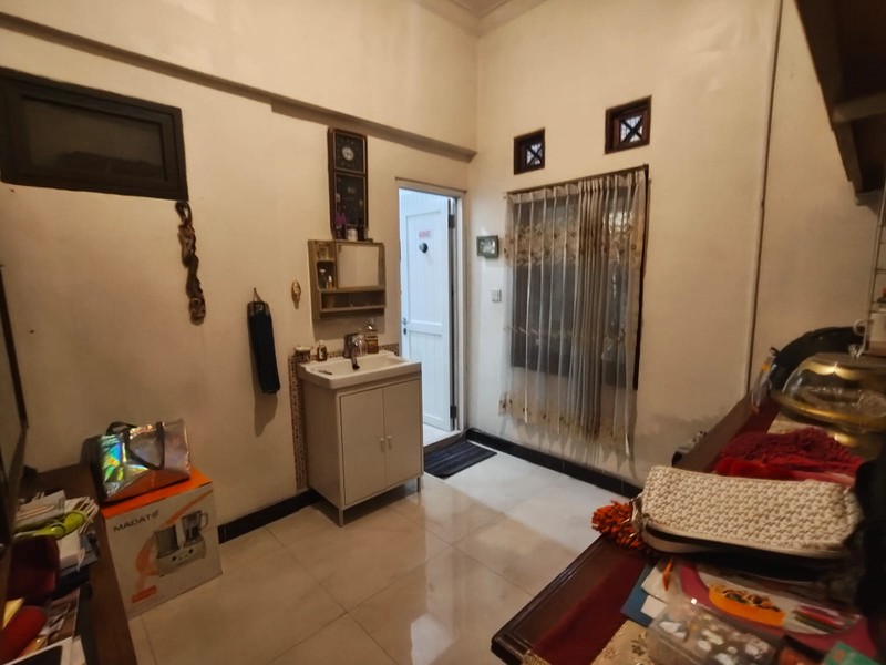 DIJUAL RUMAH PINGGIR JALAN RAYA-COCOK UNTUK RUMAH TINGGAL / USAHA