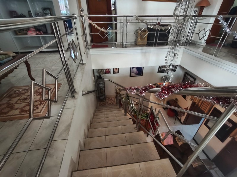 DIJUAL RUMAH PINGGIR JALAN RAYA-COCOK UNTUK RUMAH TINGGAL / USAHA