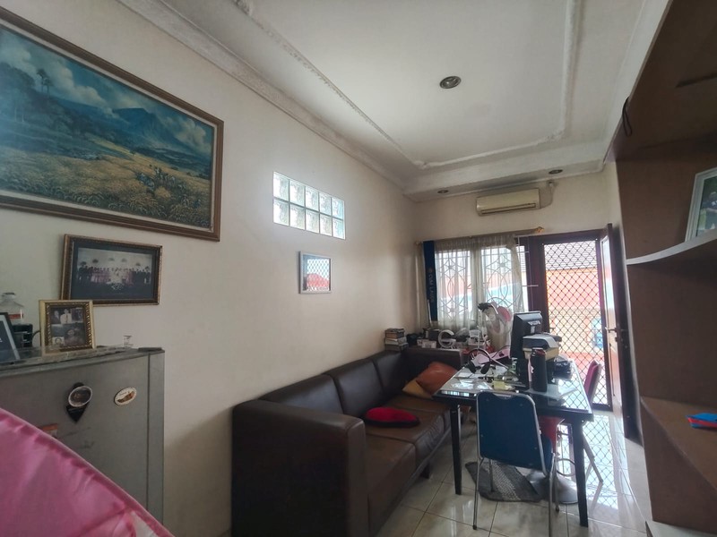 DIJUAL RUMAH PINGGIR JALAN RAYA-COCOK UNTUK RUMAH TINGGAL / USAHA