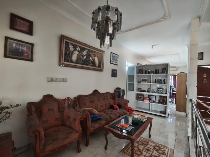 DIJUAL RUMAH PINGGIR JALAN RAYA-COCOK UNTUK RUMAH TINGGAL / USAHA