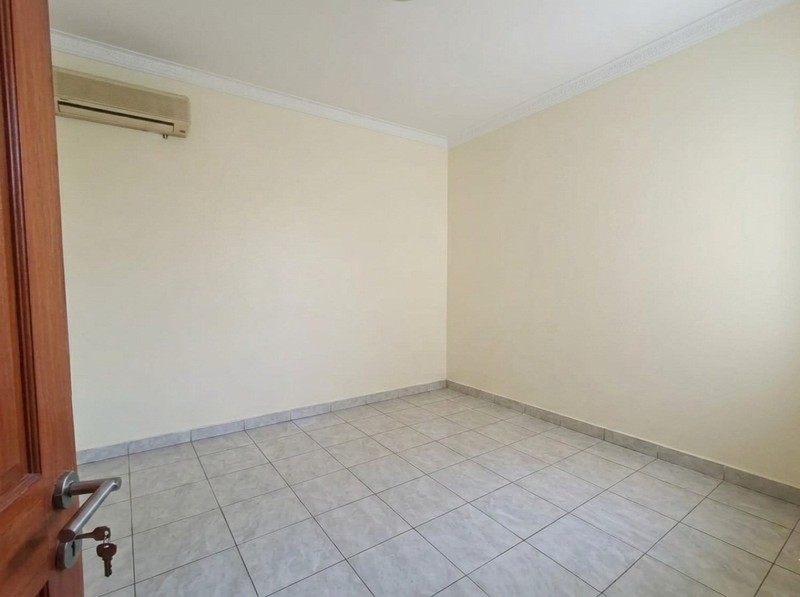 DIJUAL RUMAH PINGGIR JALAN RAYA-COCOK UNTUK RUMAH TINGGAL / USAHA