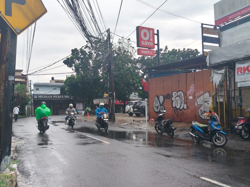 DIJUAL RUMAH PINGGIR JALAN RAYA-COCOK UNTUK RUMAH TINGGAL / USAHA