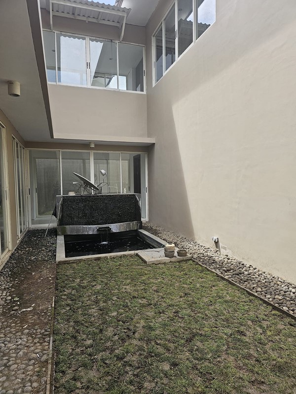 Rumah 2 Lantai Graha Natura Surabaya Barat