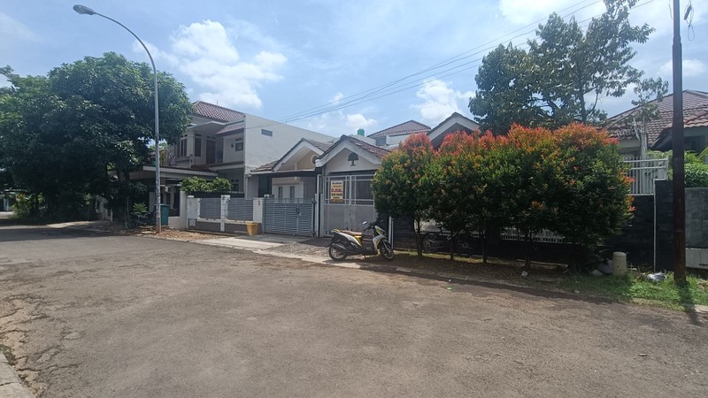 dijual rumah strategis siap huni area kencana loka bsd city shm pembayaran bisa kpr