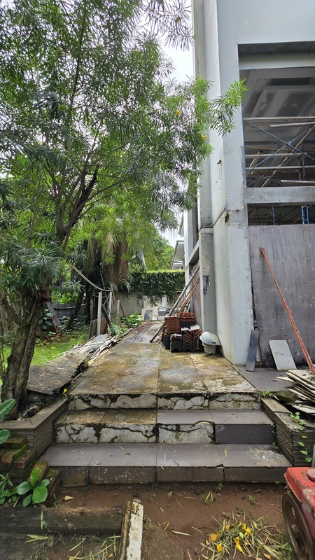 Dijual Rumah Posisi Hoek Lokasi Strategis di Kebayoran Lama, Jakarta Selatan