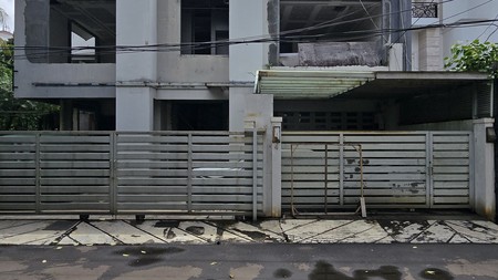 Dijual Rumah Posisi Hoek Lokasi Strategis di Kebayoran Lama, Jakarta Selatan