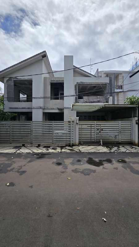 Dijual Rumah Posisi Hoek Lokasi Strategis di Kebayoran Lama, Jakarta Selatan