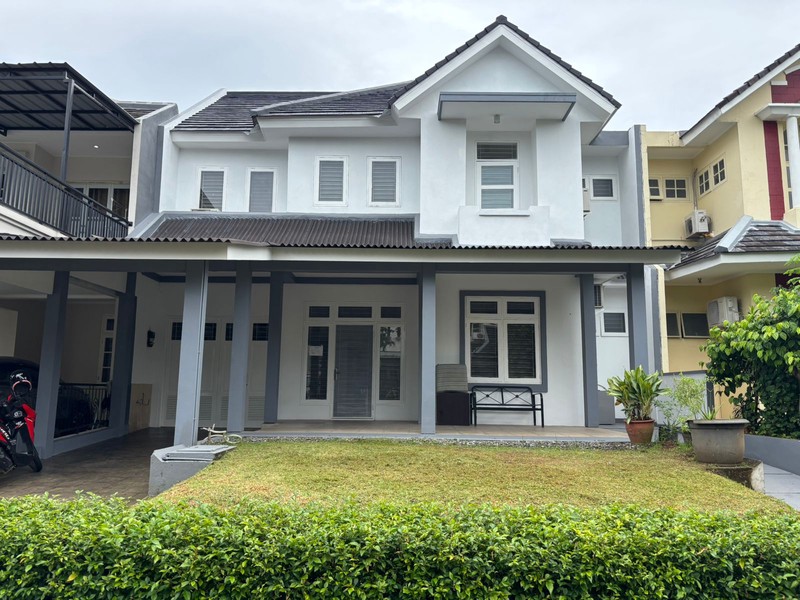 Rumah 2 Lantai dan Taman Luas Full Renov di Kota Wisata