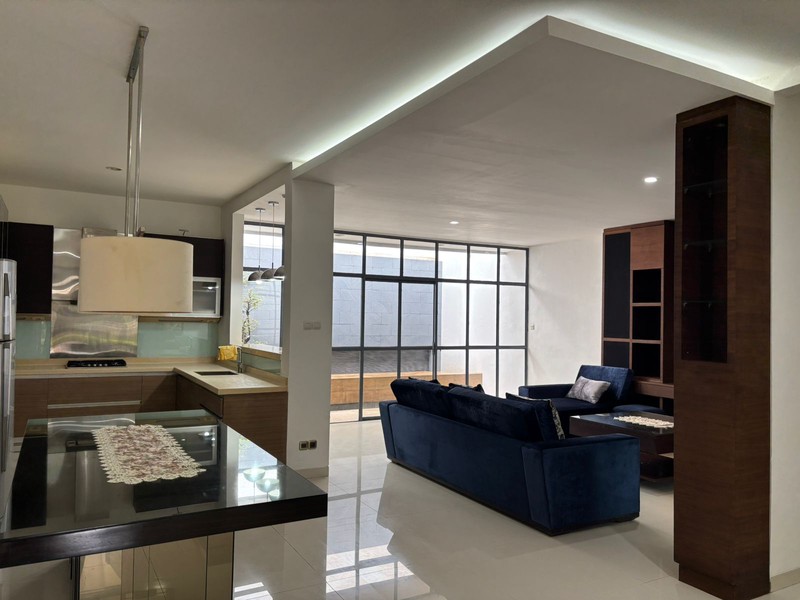 Rumah 2 Lantai dan Taman Luas Full Renov di Kota Wisata