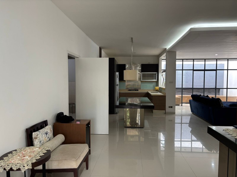 Rumah 2 Lantai dan Taman Luas Full Renov di Kota Wisata