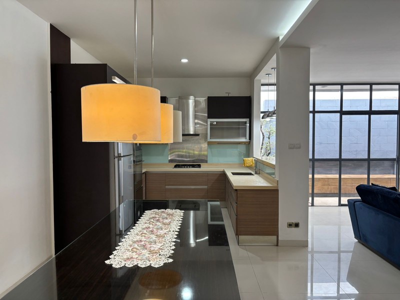 Rumah 2 Lantai dan Taman Luas Full Renov di Kota Wisata