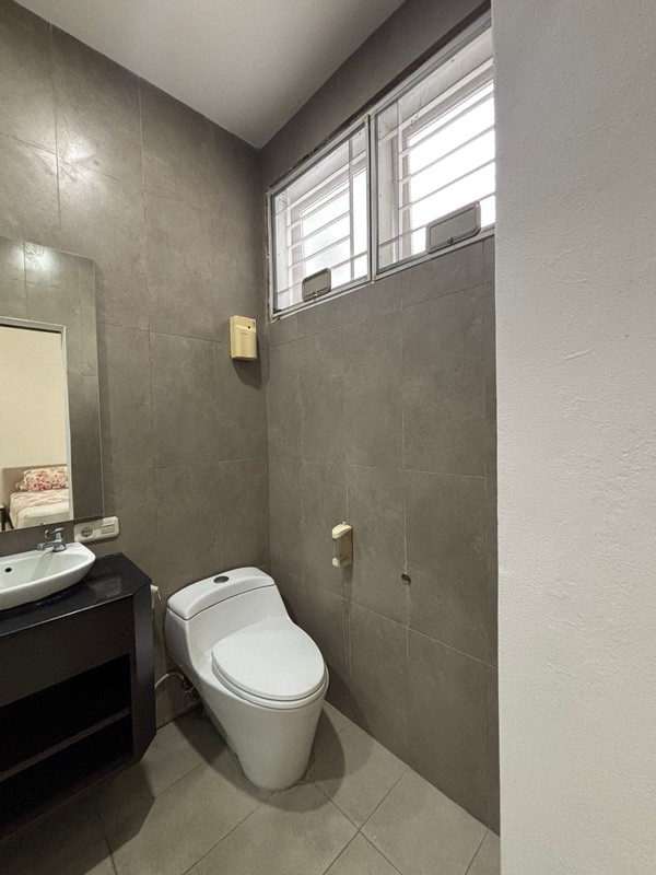 Rumah 2 Lantai dan Taman Luas Full Renov di Kota Wisata