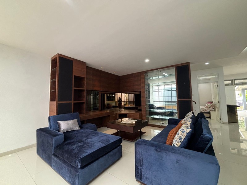 Rumah 2 Lantai dan Taman Luas Full Renov di Kota Wisata