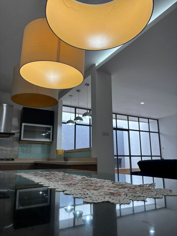 Rumah 2 Lantai dan Taman Luas Full Renov di Kota Wisata