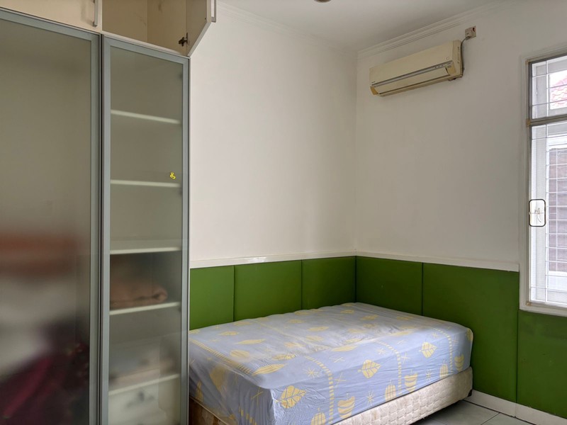 Rumah 2 Lantai dan Taman Luas Full Renov di Kota Wisata