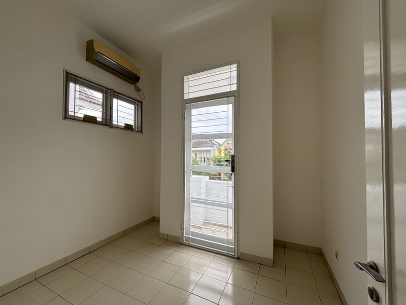 Rumah 2 Lantai dan Taman Luas Full Renov di Kota Wisata